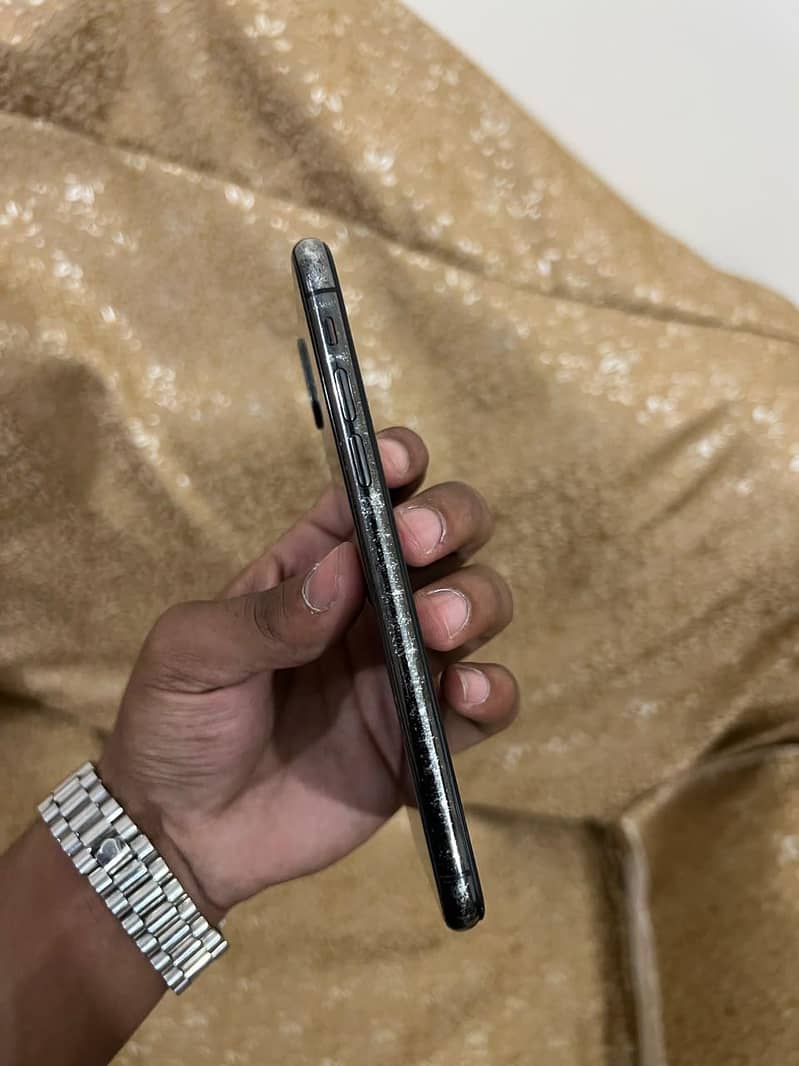 Apple iPhone X 4