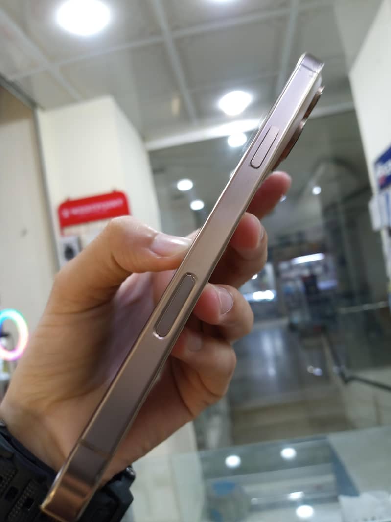 Apple iPhone 16 PRO MAX 1