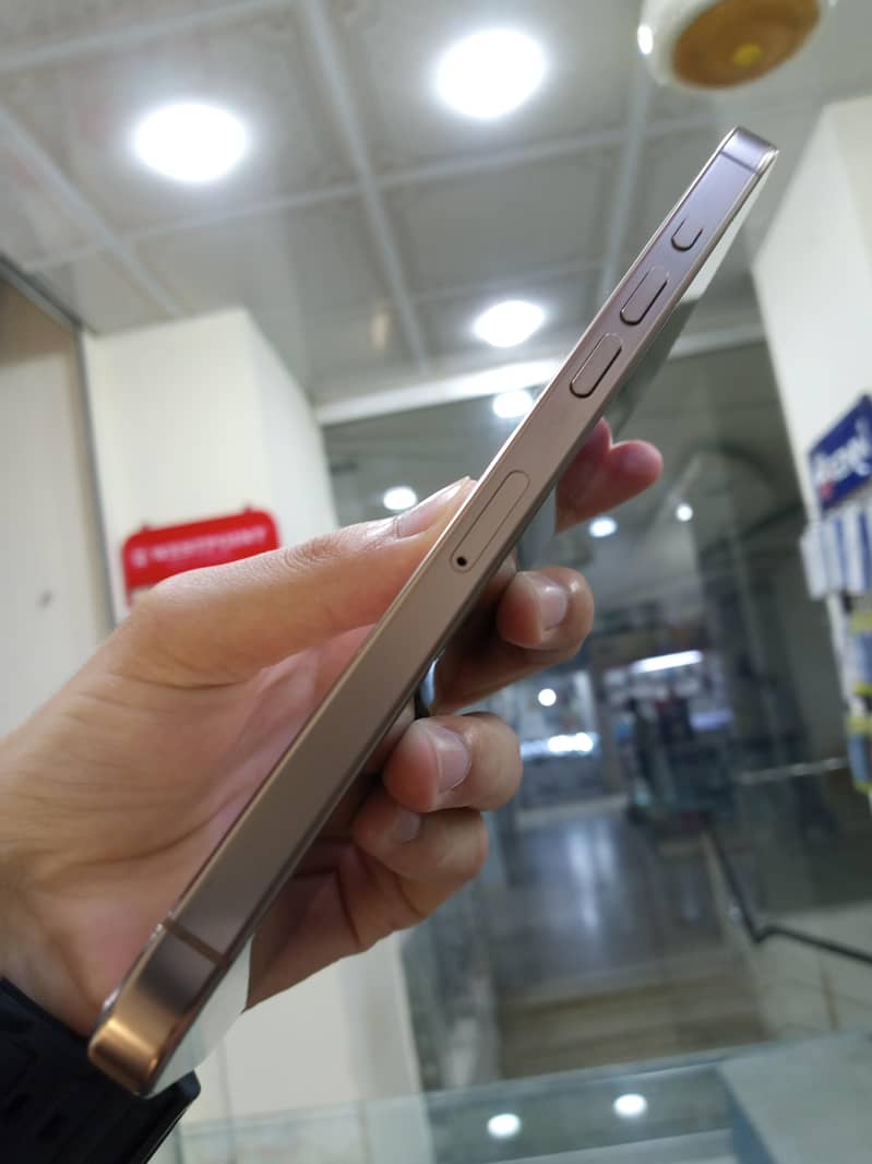Apple iPhone 16 PRO MAX 2