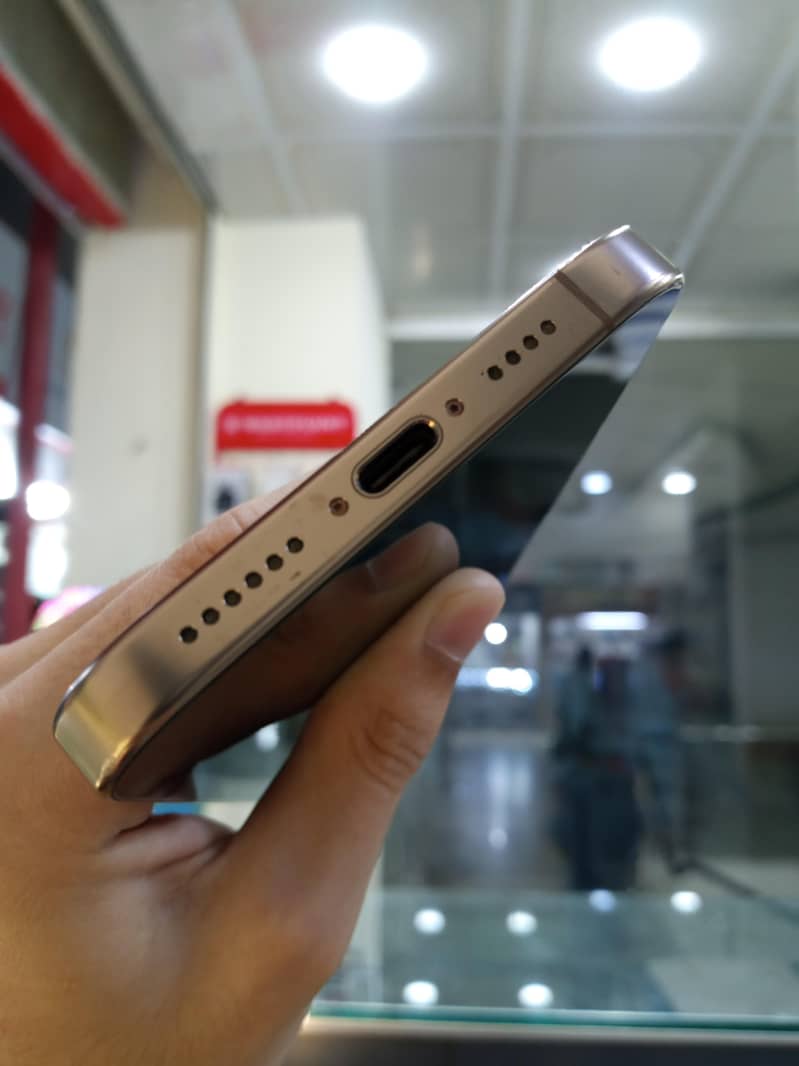 Apple iPhone 16 PRO MAX 4