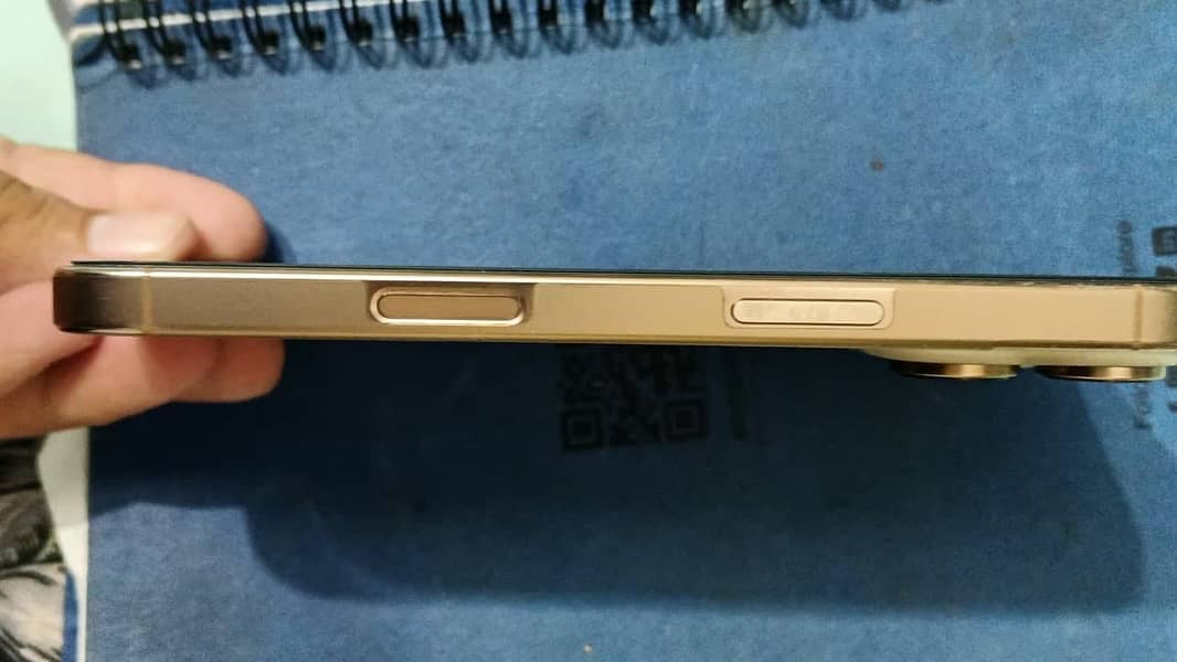 Apple iPhone 16 Pro 4