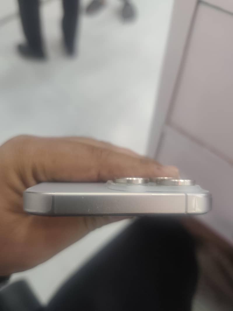 Apple iPhone 15 Pro Max 4