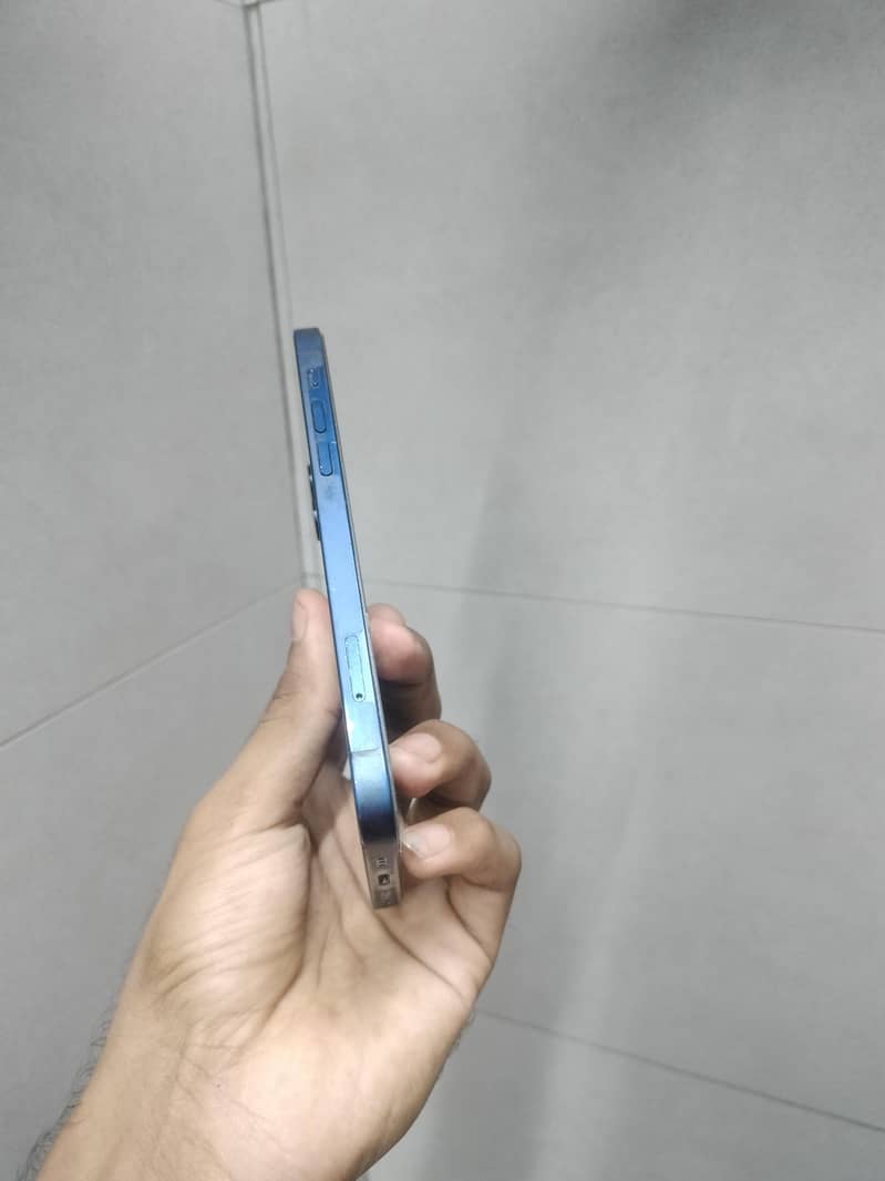 Apple iPhone 12 4