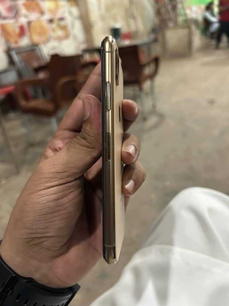 Apple iPhone XS 4