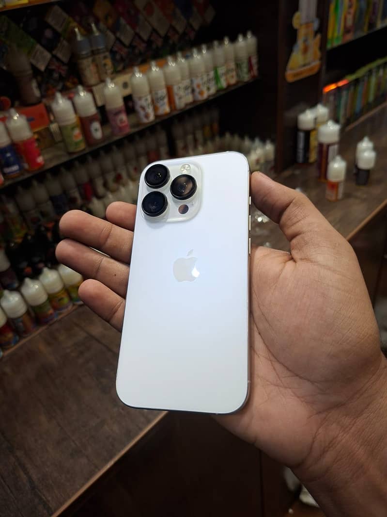 Apple iPhone 16 Pro 0
