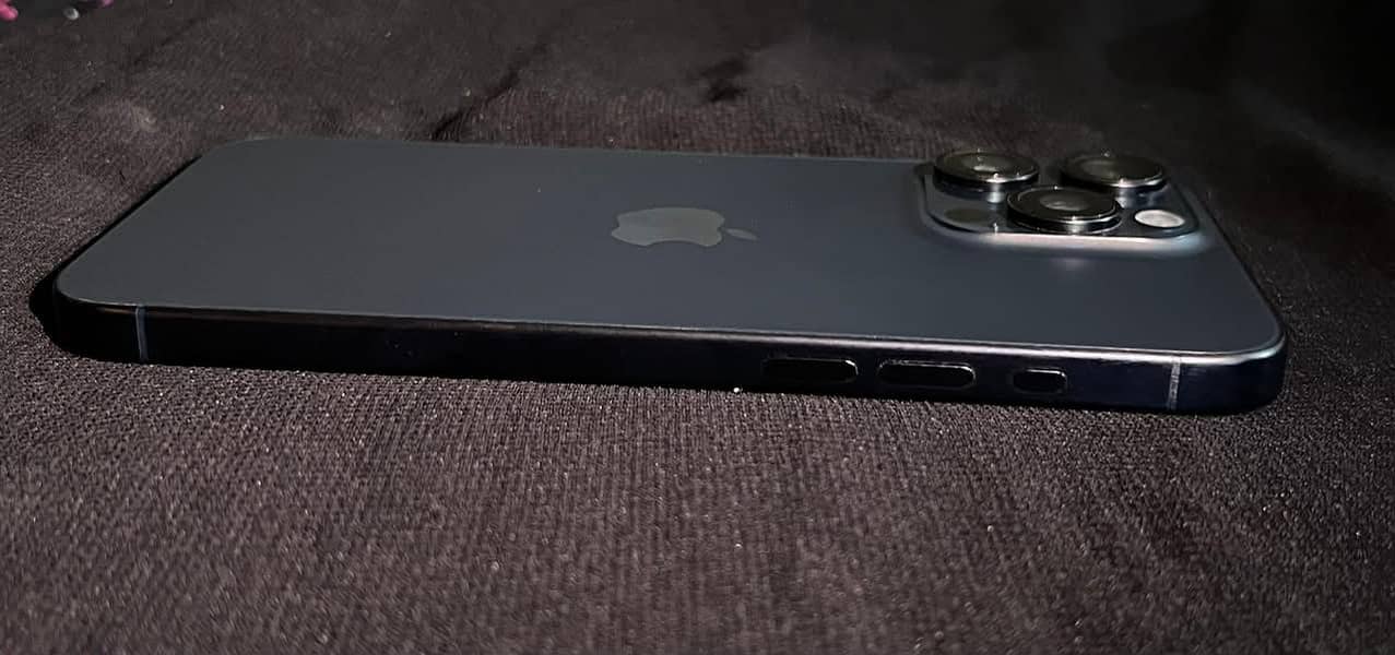 Apple iPhone 15 Pro Max 4