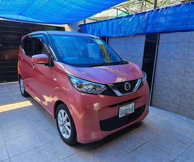 Nissan Dayz hybrid brand new condtion (4 grade vrifia action sheet)