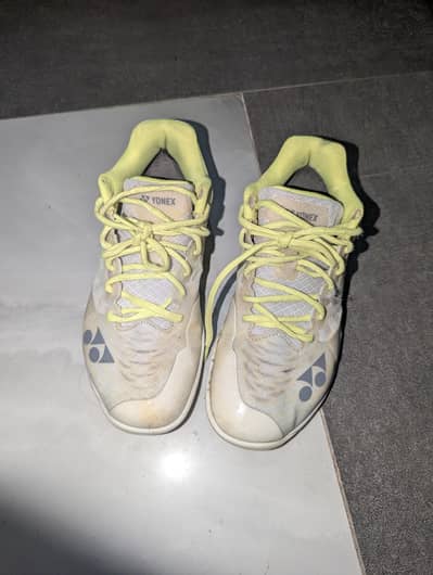 Badminton shoes in the size of[UK-6½,US-7(for men's)_US-8½(for women)