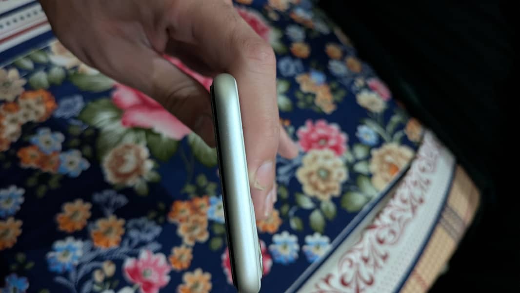 Apple iPhone 11 3