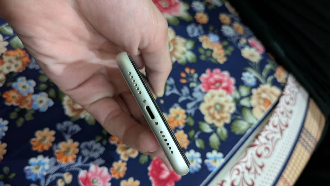 Apple iPhone 11 4