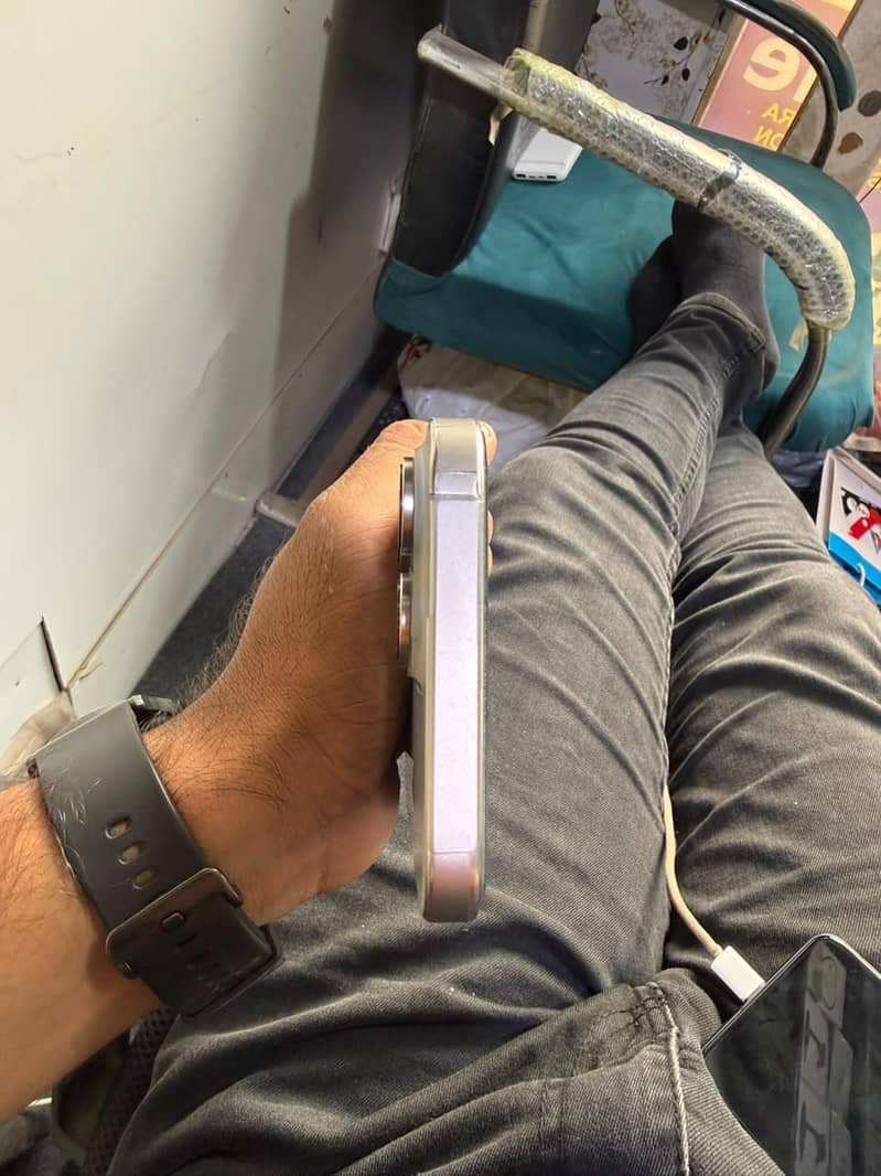 Apple iPhone 16 Pro Max 0