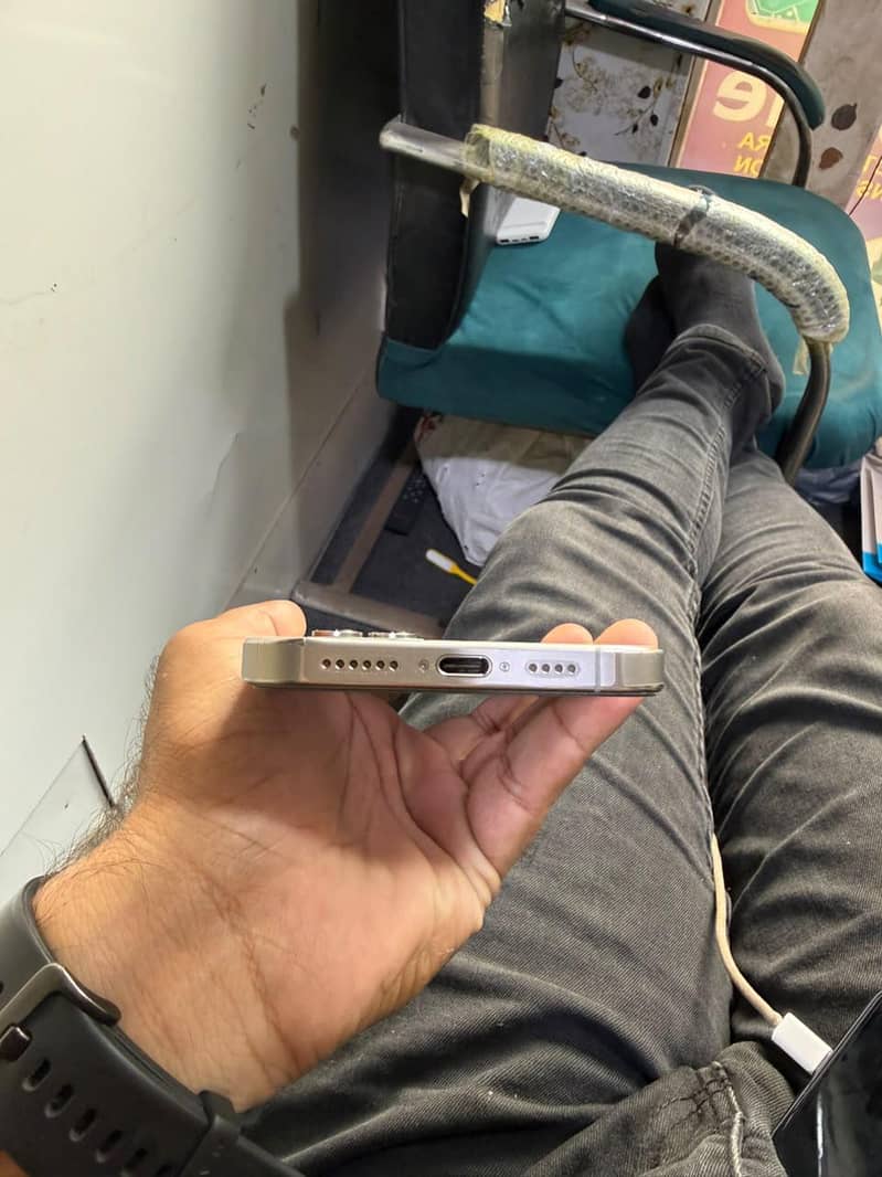 Apple iPhone 16 Pro Max 1