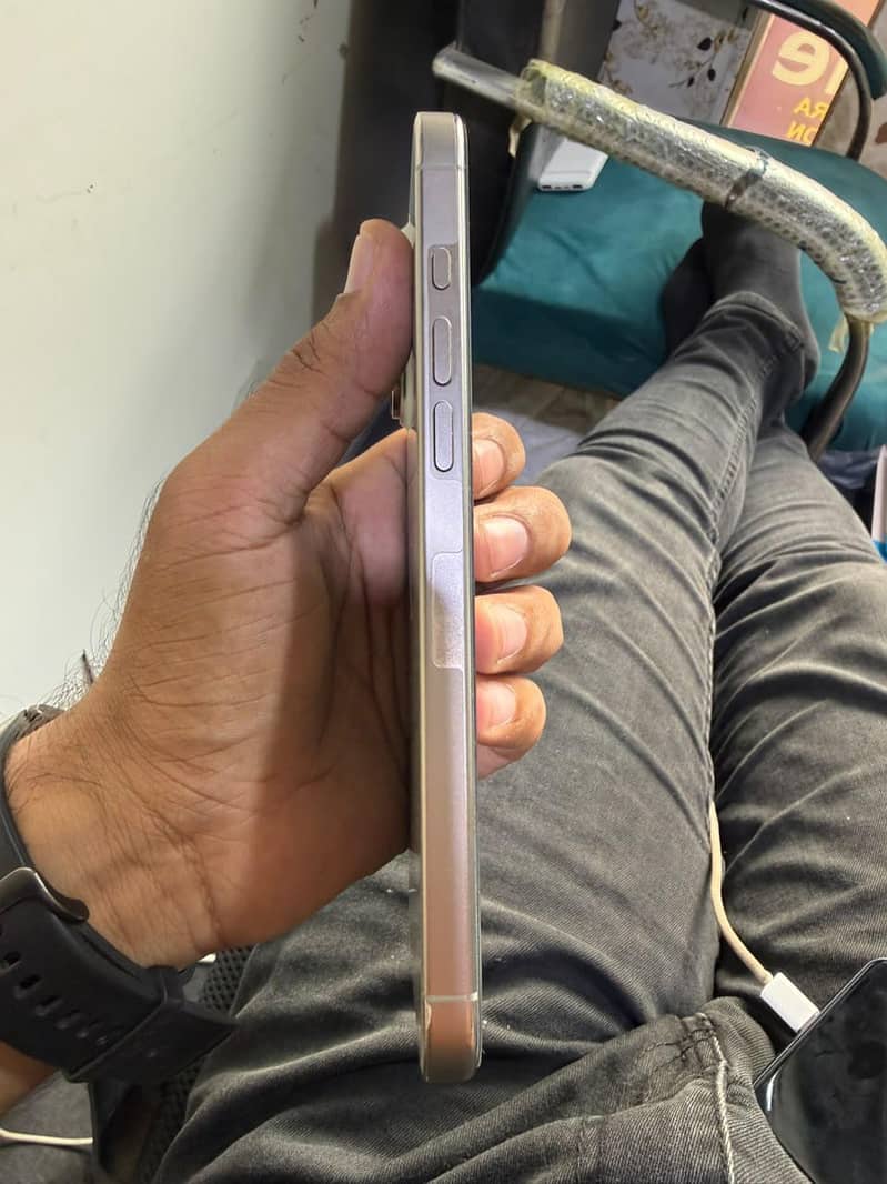 Apple iPhone 16 Pro Max 2
