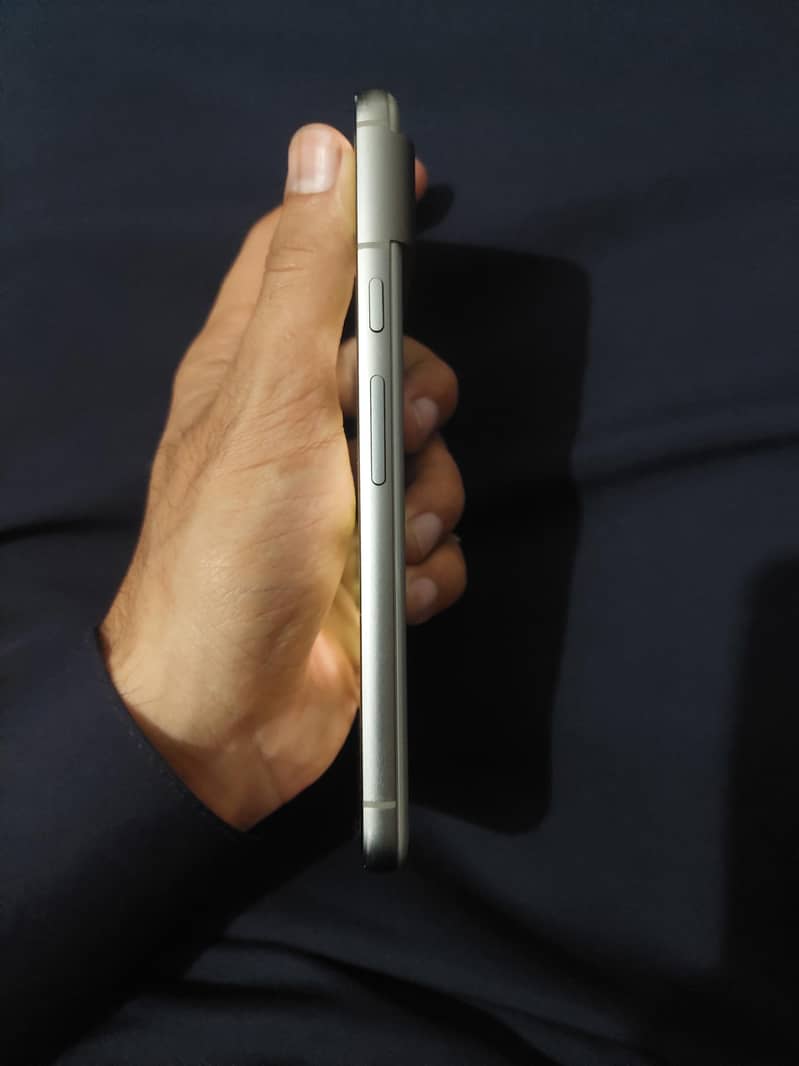 Google Pixel 8 4