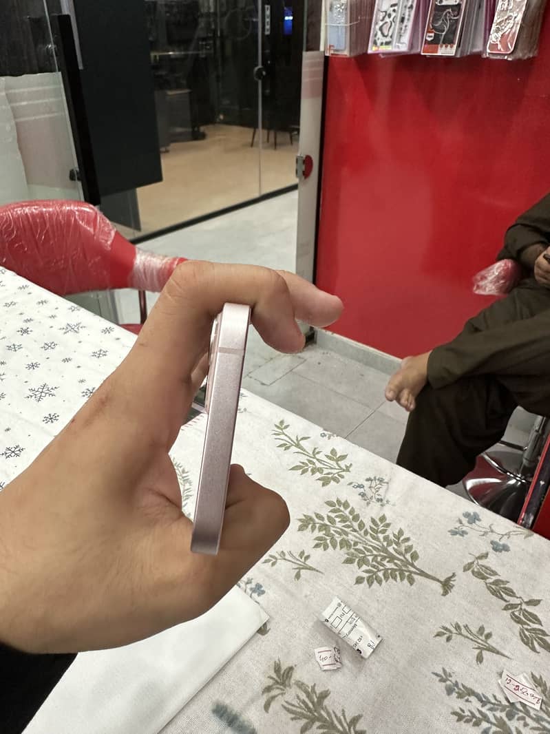 Apple iPhone 13 4