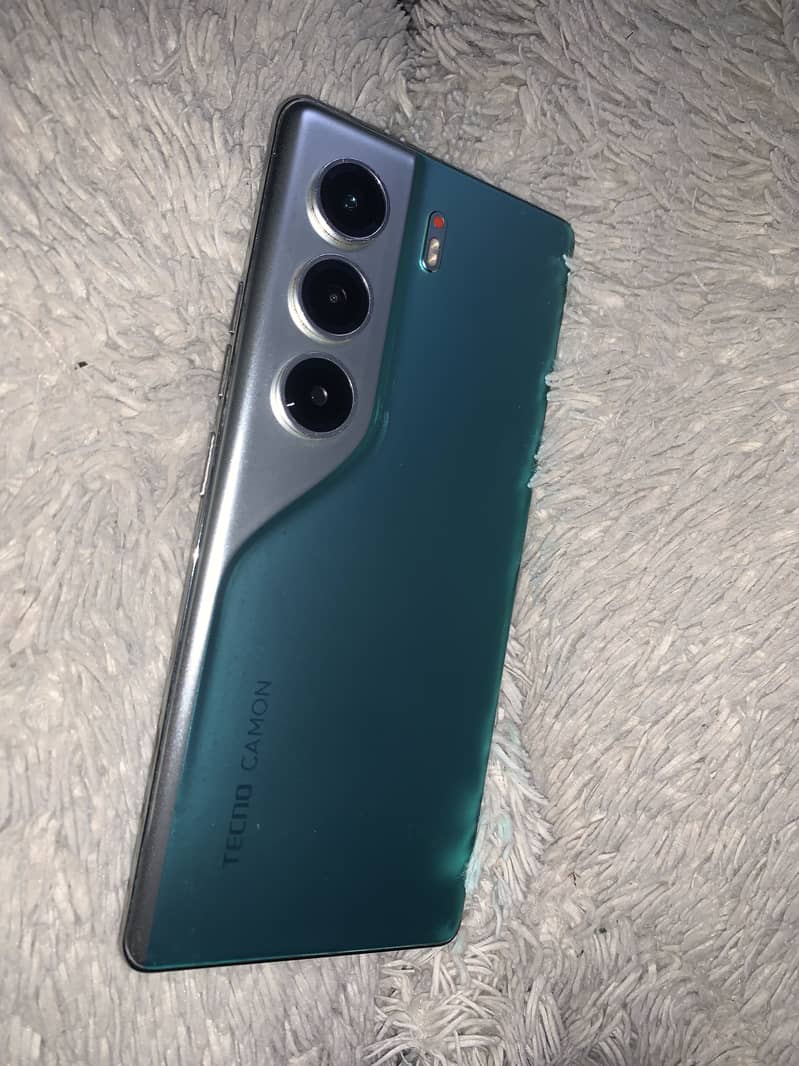 Tecno CAMON 40 Pro 1