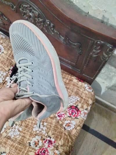 Tennis shoes