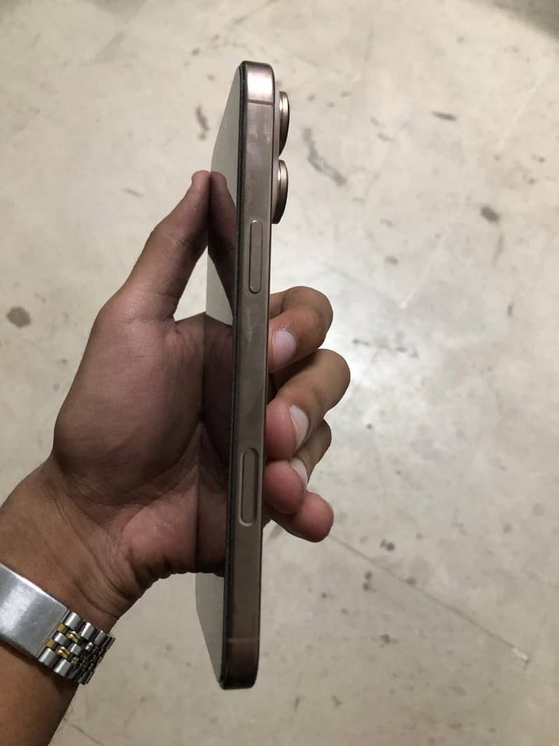 Apple iPhone 16 Pro Max 4