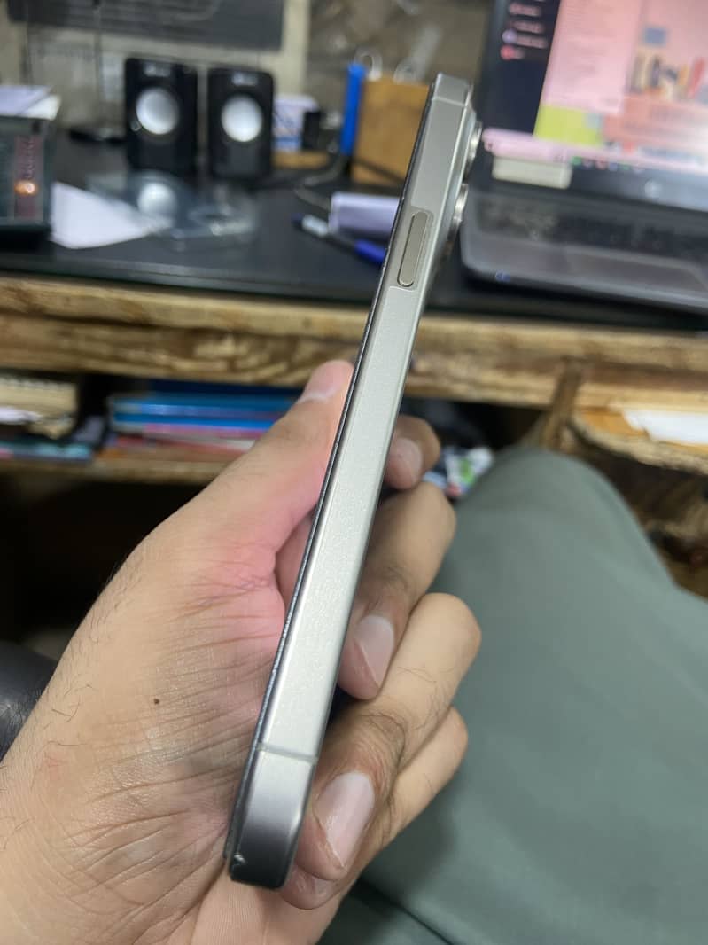 Apple iPhone 15 Pro Max 2