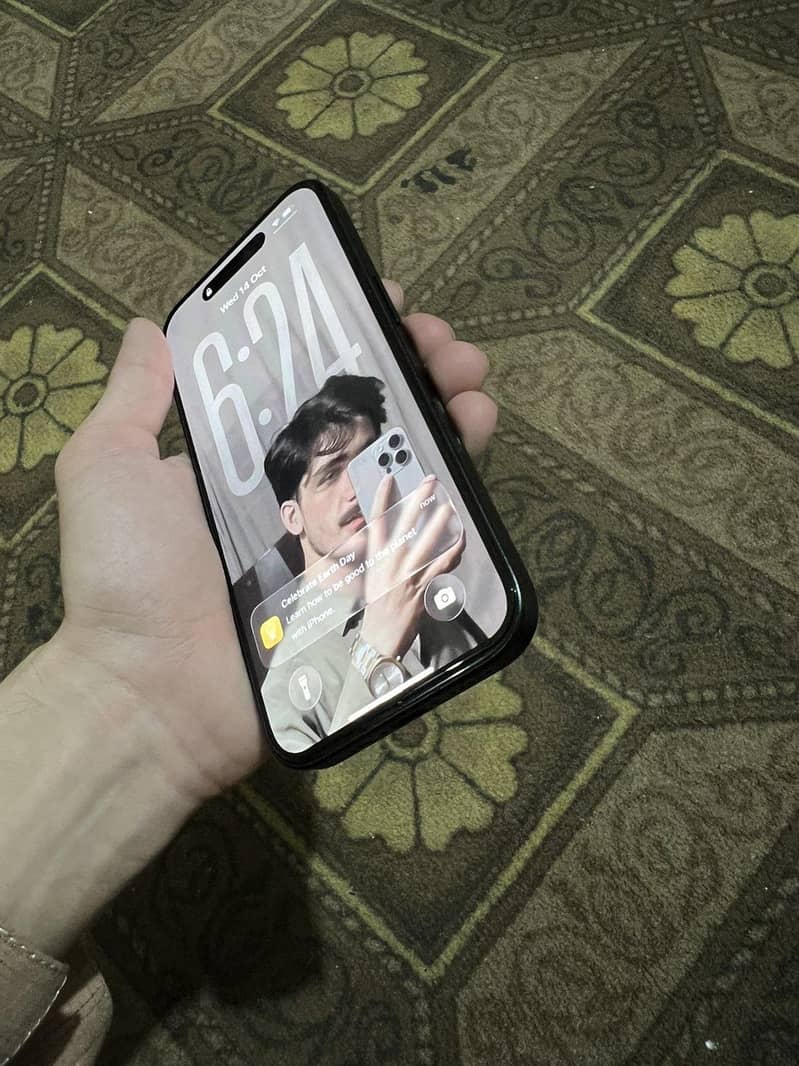 Apple iPhone 16 4