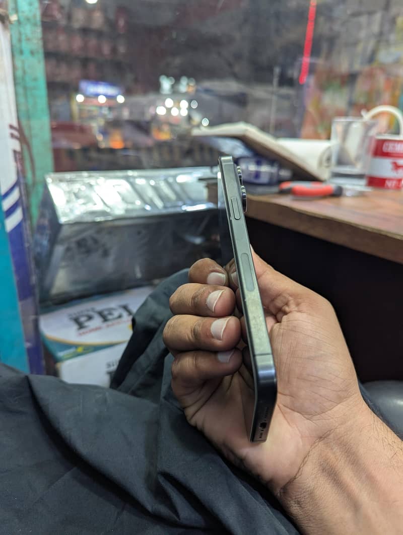 Apple iPhone 15 Pro Max 9