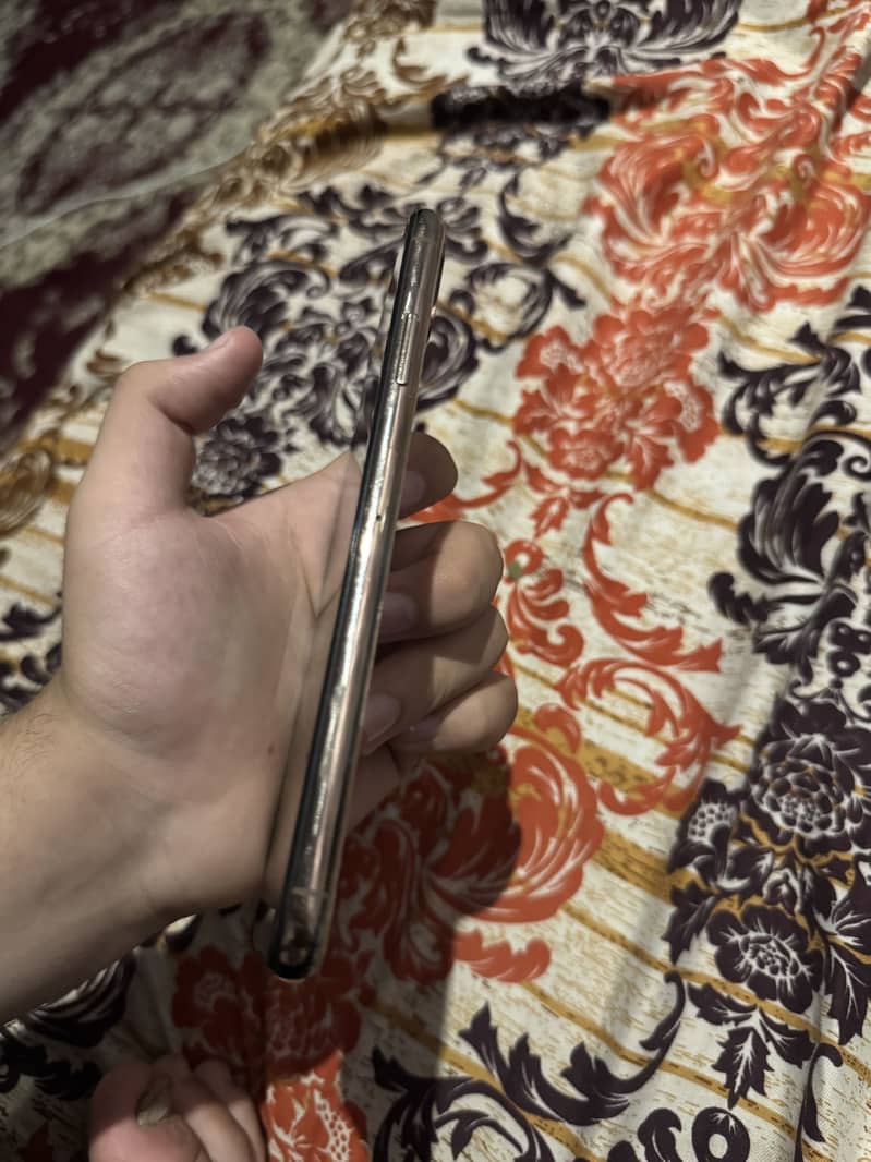 Apple iPhone XS Max 3