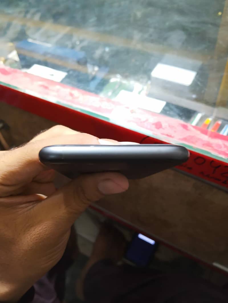 Apple iPhone 8 3