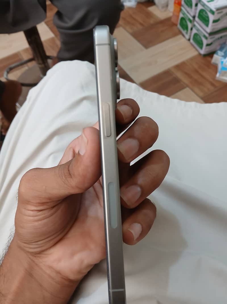 Apple iPhone 15 Pro Max 4