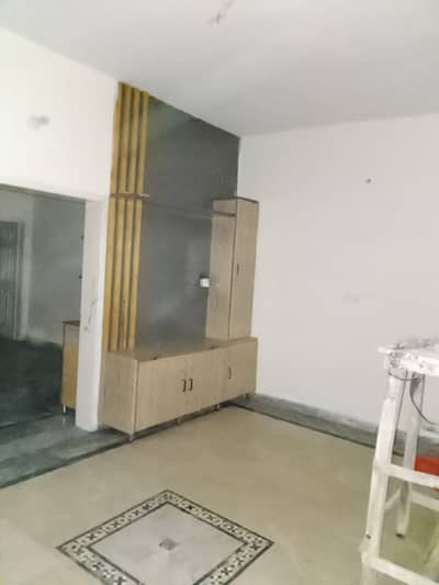 1 kanal Uper portion awialable for Rent