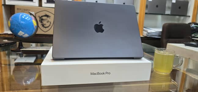 Apple MacBook Pro M3 ;M5:M4 M2 ,M1