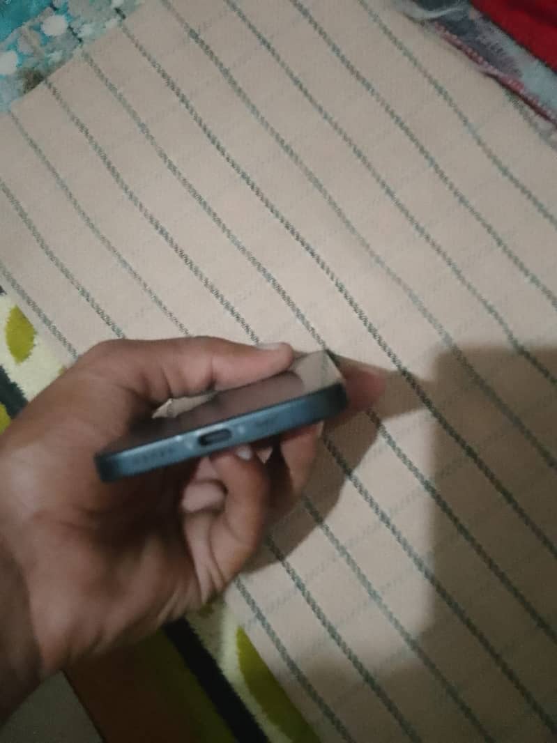 Apple iPhone 15 4