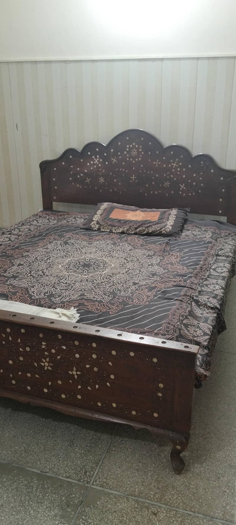 Only Bed without mattress 0
