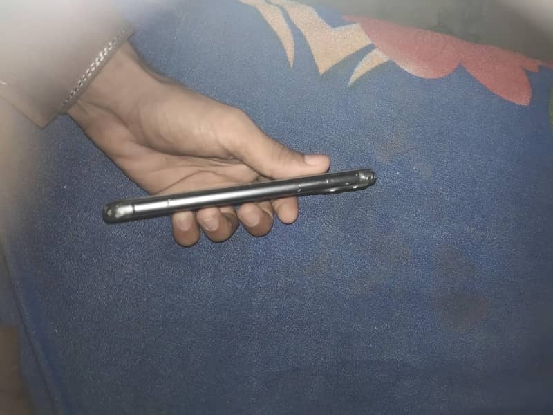 Apple iPhone 11 4