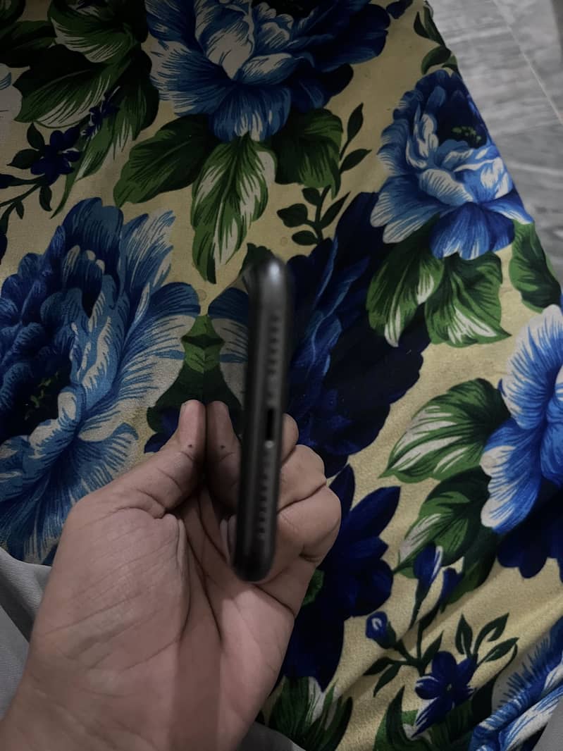 Apple iPhone 11 3
