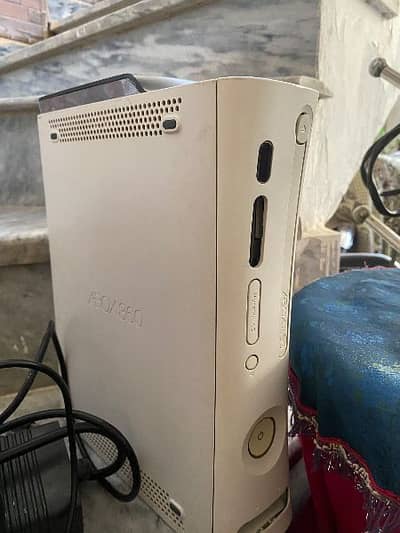 Xbox 360 FAT edition - with 2 controllers
