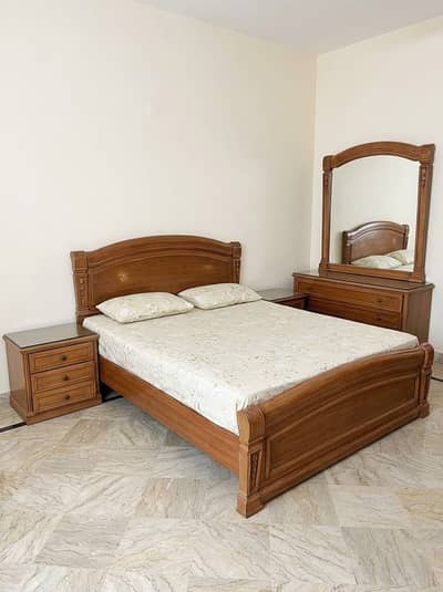 Bed Set / King Size Bed / 2 - Side Table & Dressing Table For Sale