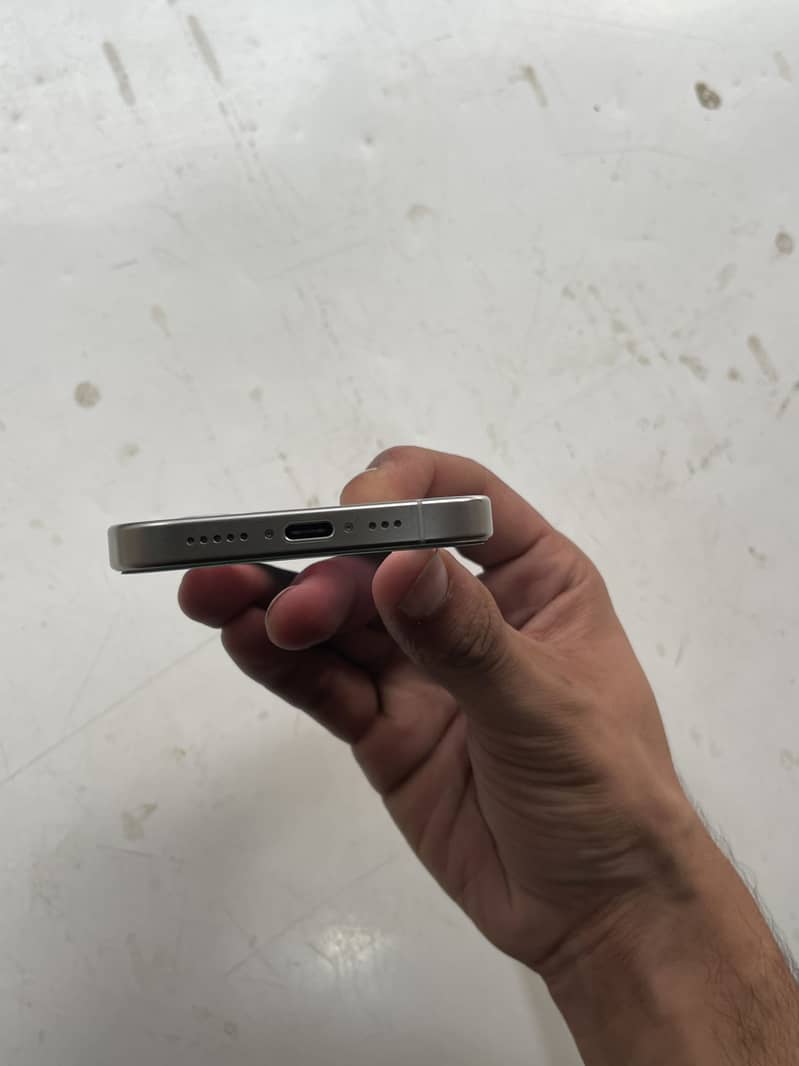 Apple iPhone 15 Pro 4