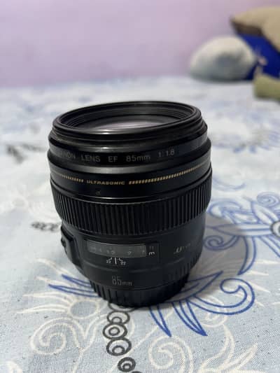 Canon ultrasonic 85mm used 8/10 condition with altura flash