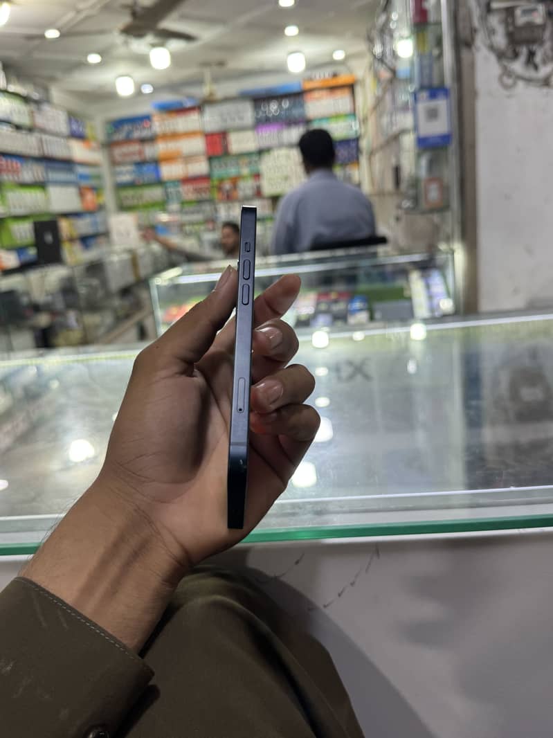 Apple iPhone 13 2