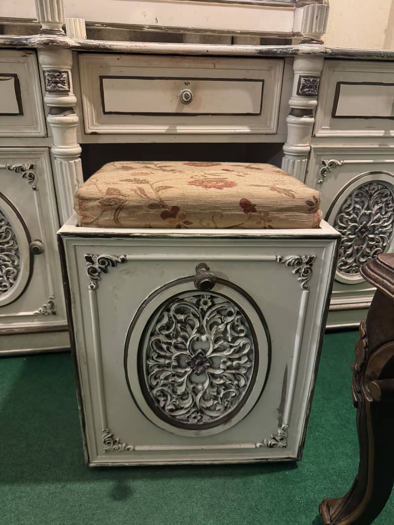 BED set with dressing table and side table 5