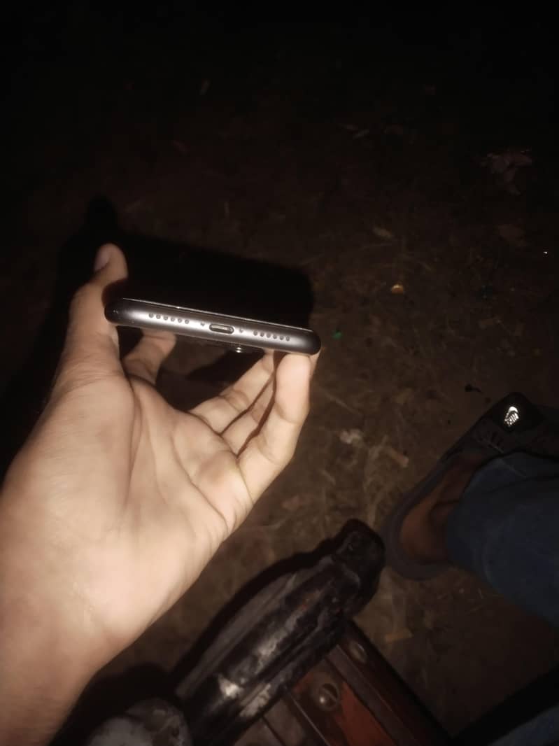 Apple iPhone 11 4