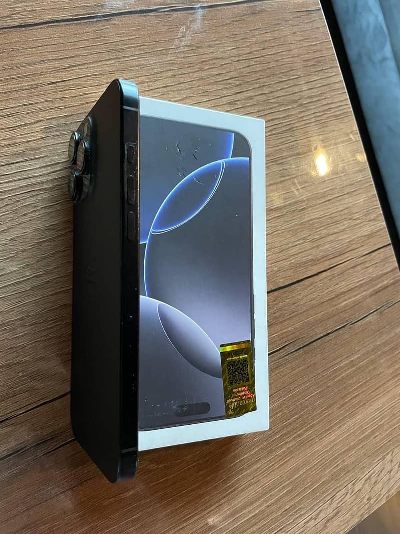 Apple iPhone 16 Pro Max 9