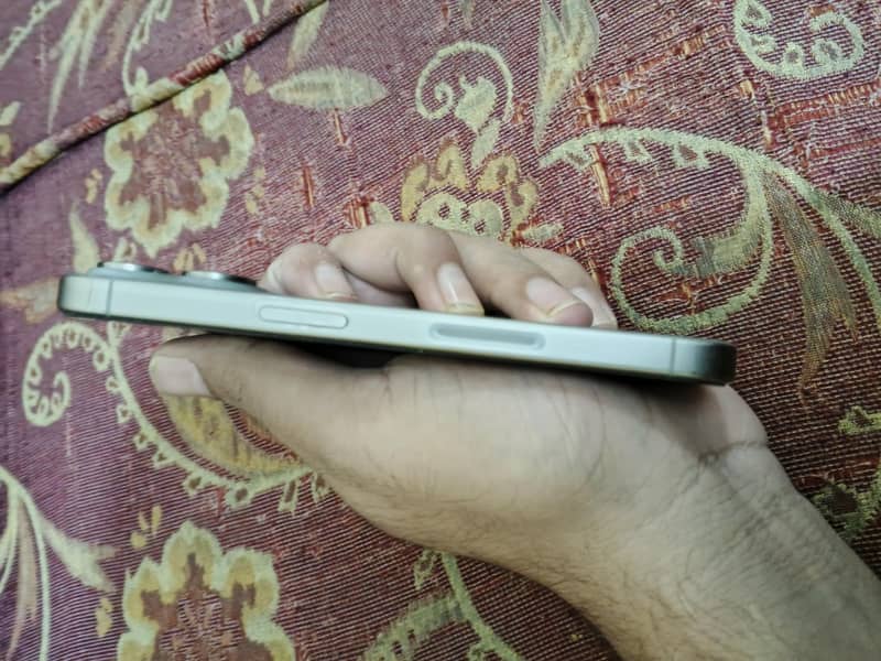 Apple iPhone 15 Pro 2