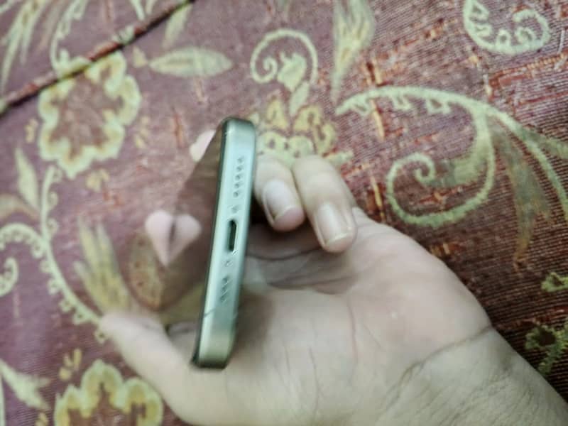 Apple iPhone 15 Pro 4
