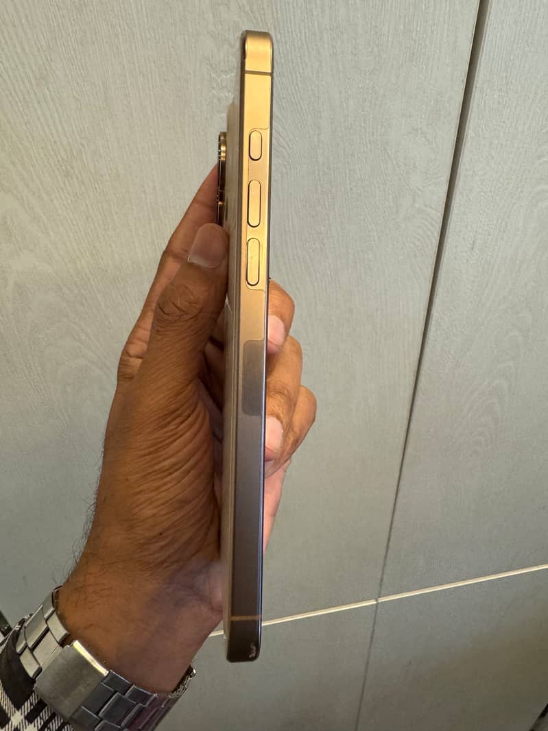 Apple iPhone 16 Pro Max 2