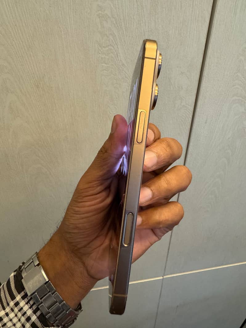 Apple iPhone 16 Pro Max 3