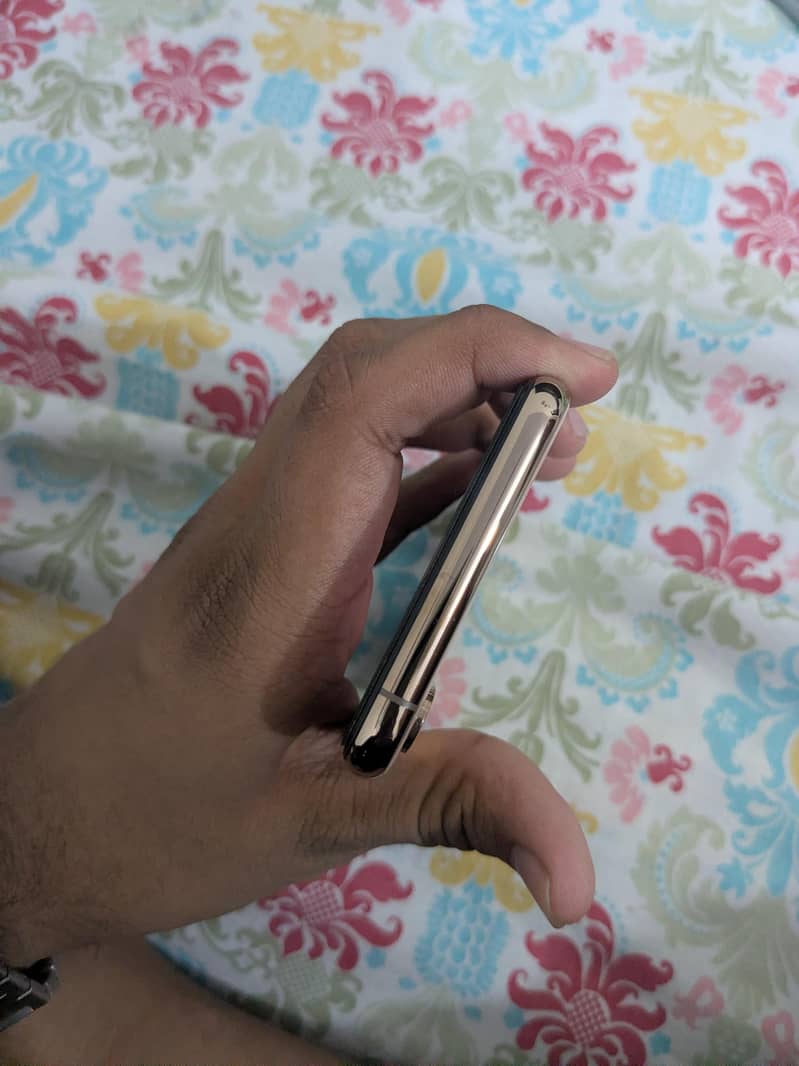 Apple iPhone XS 3