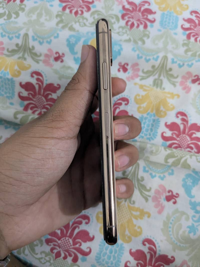 Apple iPhone XS 4