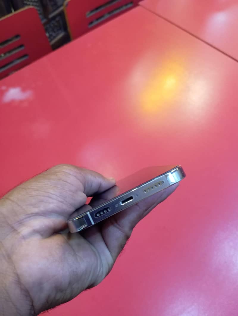 Apple iPhone 13 Pro Max 4