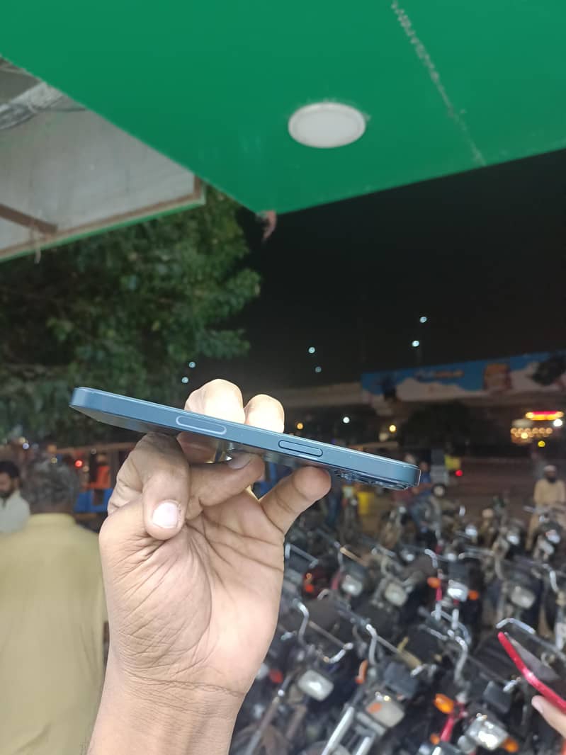 Apple iPhone 13 4